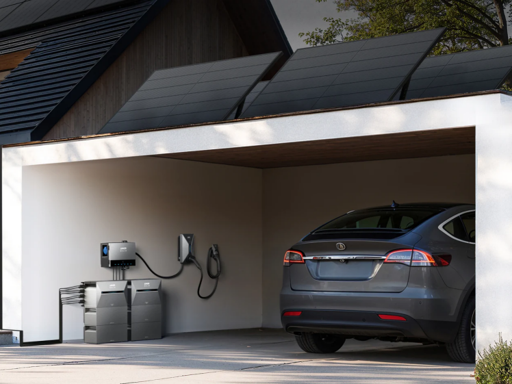 Een elektrische auto opladen met een thuisbatterij